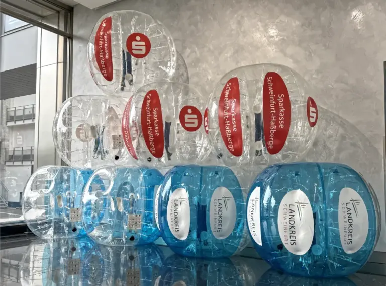 Bubblesoccer-Herstellung-Bubble-Soccer-Kaufen-Bumperball-Produktion-Landkreis-Schweinfurt Acht aufgeblasene, neue Bubble Soccer Bälle, die individuell für das Landratsamt Schweinfurt hergestellt und produziert wurden.