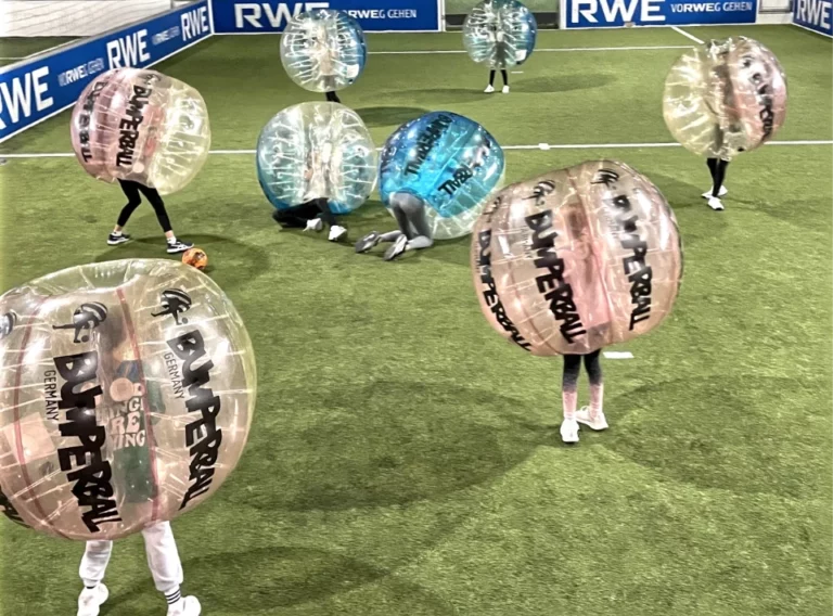 Bumper Ball-Vereinsfeier Team von Kindern spielt Bumper Ball bei einer Vereinsfeier auf Rasen