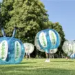 Spieler kopfüber beim Bumperball oder Bubble Soccer Fußall Teambuilding Event am Seaside Beach Baldeney See