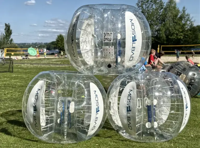 Bumperball-Bubble-Soccer-Moselbad-Logoaufdruck Drei aufgeblasene Bubble Soccer Fußbälle oder Bumper Bälle am Seaside Beach in Essen für den Kunden Moselbad aus Koblenz.