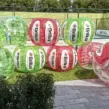 8 aufgeblasene Bumperbälle in den Farben Rot und Grün der Firma Brillux aus Münster, die individuell als Bubble-Soccer-Fußbälle von der Eventagentur Deine Erlebnismacher aus Essen produziert wurden.