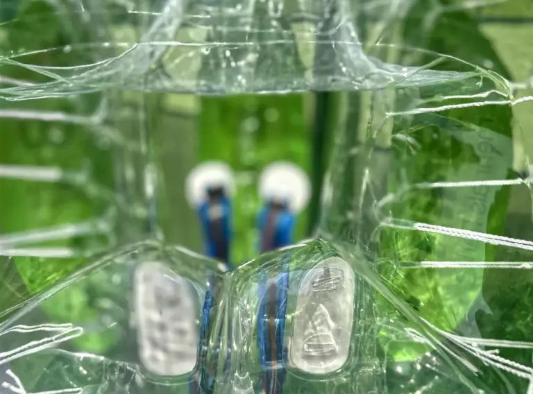 Bumperball-Bubble-Soccer-Produktion-Verkauf-Brillux-2 Ansicht durch ein Luft- und Sichtfenster von einem aufgeblasenen Eventmodul als Bubble Soccer Ball.