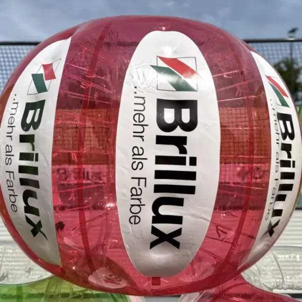 1 aufgeblasener Bumperball in der Farbe Rot von der Firma Brillux aus Münster, welcher individuell als Bubble-Soccer-Fußball von der Eventagentur Deine Erlebnismacher aus Essen produziert wurden.
