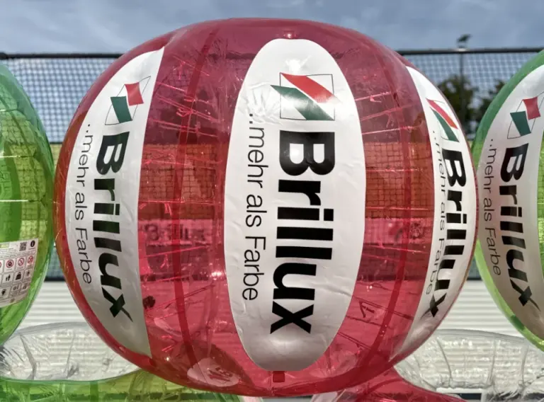 Bumperball-Bubble-Soccer-Produktion-Verkauf-Brillux-3 1 aufgeblasener Bumperball in der Farbe Rot von der Firma Brillux aus Münster, welcher individuell als Bubble-Soccer-Fußball von der Eventagentur Deine Erlebnismacher aus Essen produziert wurden.