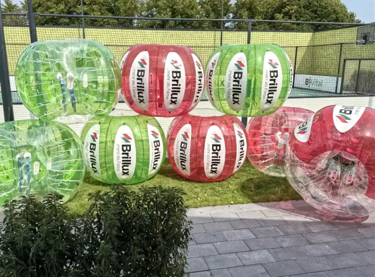 Bumperball-Bubble-Soccer-Produktion-Verkauf-Brillux 8 aufgeblasene Bumperbälle in den Farben Rot und Grün der Firma Brillux aus Münster, die individuell als Bubble-Soccer-Fußbälle von der Eventagentur Deine Erlebnismacher aus Essen produziert wurden.