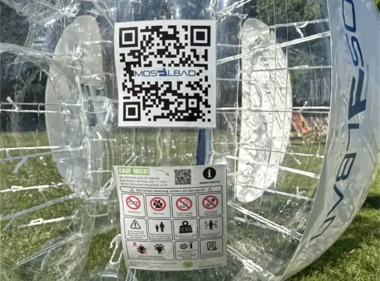 Bumperball-Bubbleball-Bubble-Soccer-Produktion Aufdruck eines QR-Codes auf einem Bubble Soccer Fußball für die Produktion eines Kunden.