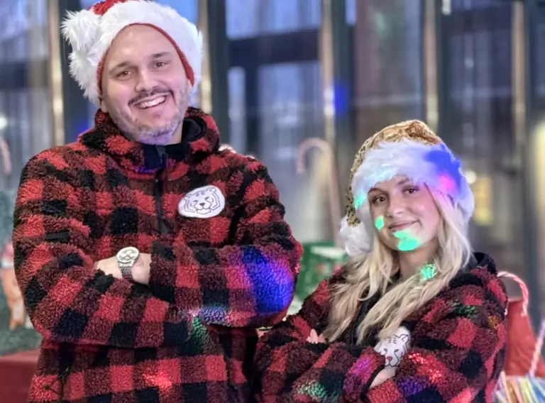 Erlebnismacher-Duo bei der Winter Olympiade – Weihnachtsfeier-Teambuilding für Unternehmen deutschlandweit Zwei Erlebnismacher in weihnachtlicher Kleidung begleiten die Winter Olympiade, ein Teambuilding-Format für Firmen-Weihnachtsfeiern in Deutschland.