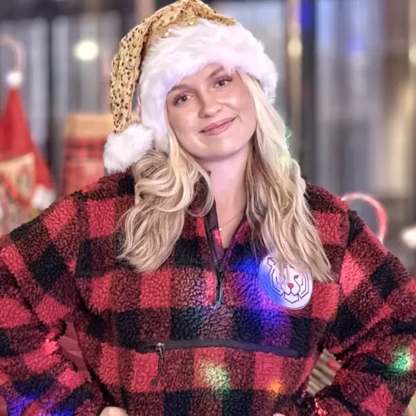 Erlebnismacherin betreut eine gebuchte Weihnachtsfeier und sorgt mit freundlicher Ausstrahlung für ein festliches Erlebnis.