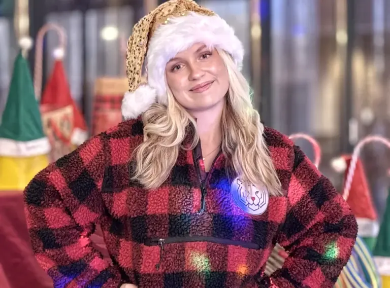 Erlebnismacherin im Einsatz auf einer Kunden-Weihnachtsfeier – Weihnachtsfeiern professionell begleitet Erlebnismacherin betreut eine gebuchte Weihnachtsfeier und sorgt mit freundlicher Ausstrahlung für ein festliches Erlebnis.