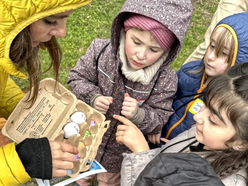 Kinder die ein Rätsel bei einer spannenden Schatzsuche - Detektiv Schatzsuchen lösen