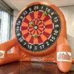 Auf dem Bild ist ein hochwertiges, aufblasbares Fußball-Darts-Modul in Rundform zu sehen. Die überdimensionierte Dartscheibe besteht aus einer robusten Klettwand, auf der spezielle Fußbälle haften bleiben. Das Modul eignet sich ideal für Events, Firmenfeiern, Stadtfeste, Sportveranstaltungen und Kinderfeste. Das Fußball-Darts-Modul überzeugt durch seine stabile Konstruktion, die leuchtenden Farben und die große Trefferfläche, die für maximalen Spielspaß sorgt. Perfekt als Blickfang und sportliche Attraktion für Jung und Alt. Dieses individuell gebrandete Fußball-Darts-Modul zeigt beispielhaft, wie flexibel Gestaltung und Personalisierung möglich sind.