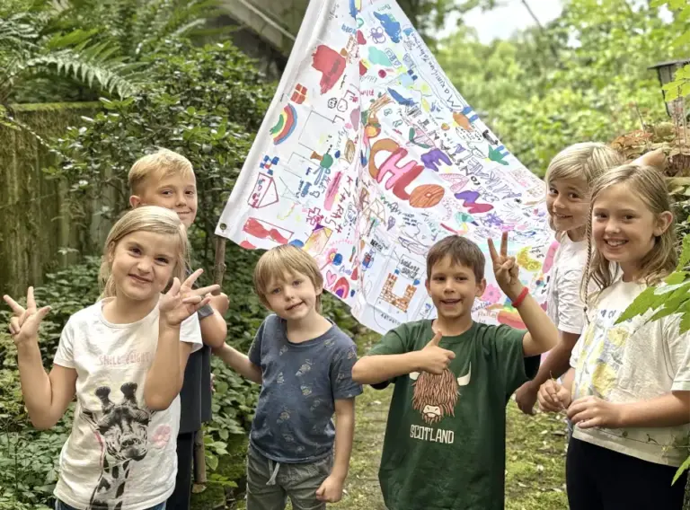 Ferienbetreuung-Essen-Ferienfreizeit-Essen-Sommerferien Fröhliche Kinder auf Ferienbetreuung Sommerferien in Essen bei Deine Erlebnismacher in der DJH-Jugendherberge in Essen-Werden werden.