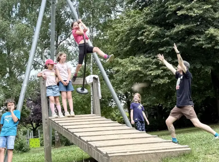 Ferienbetreuung-Essen-Ferienfreizeit-Spielplatz Kinder auf Ferienfreizeit und Ferienbetreuung in Essen bei Deine Erlebnismacher in der DJH-Jugendherberge in Essen-Werden werden.