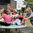 Tobende Kinder auf dem Spielplatz auf Ferienfreizeit bei Deine Erlebnismacher aus Essen.