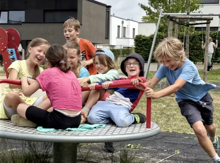 Ferienbetreuung-Essen-Ferienfreizeit-Spielplatz-Ferienbetreuung Tobende Kinder auf dem Spielplatz auf Ferienfreizeit bei Deine Erlebnismacher aus Essen.