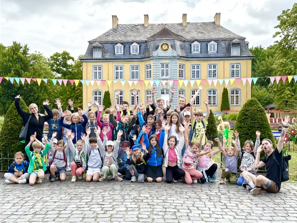 Gruppenfoto mit Kindern auf Ferienfreizeit Essen beim Tagesausflug in den Freizeitpark Schloss Beck in Bottrop.