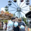 Kinder im Freizeitpark Schloss Beck mit Zuckerwatten in den Händen, beim Tagesausflug während der Ferienbetreuung Essen von der Agentur Deine Erlebnismacher.
