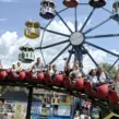 Kinder auf der Achterbahn während der Ferienbetreuung Essen bei Deine Erlebnismachern beim Tagesausflug in den Freizeitpark Schloss Beck.