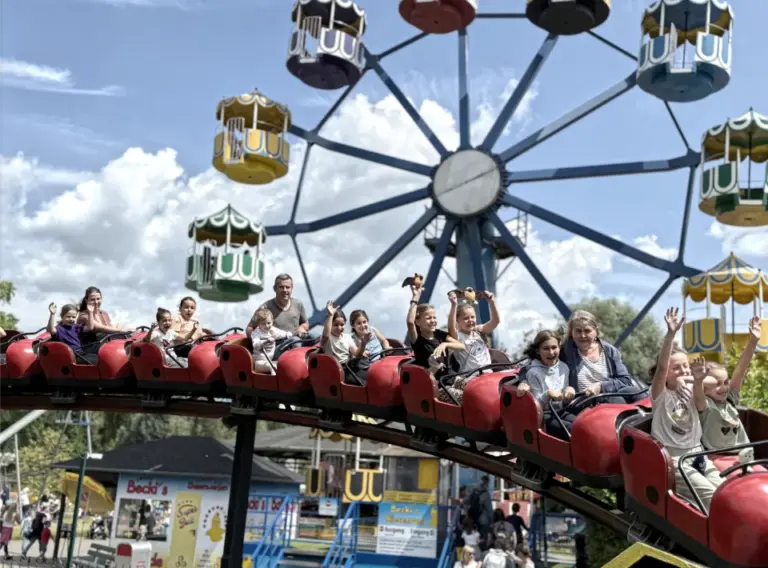 Kinder auf der Achterbahn während der Ferienbetreuung Essen bei Deine Erlebnismachern beim Tagesausflug in den Freizeitpark Schloss Beck.