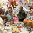 Jubelnde Kinder beim Spiel Bingo auf Herbstferien-Freizeit bei Deine Erlebnismacher in Essen.