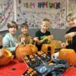 Kinder beim Schnitzen von Kürbissen für Halloween auf der Ferienbetreuung Herbstferien in Essen von Deine Erlebnismacher.