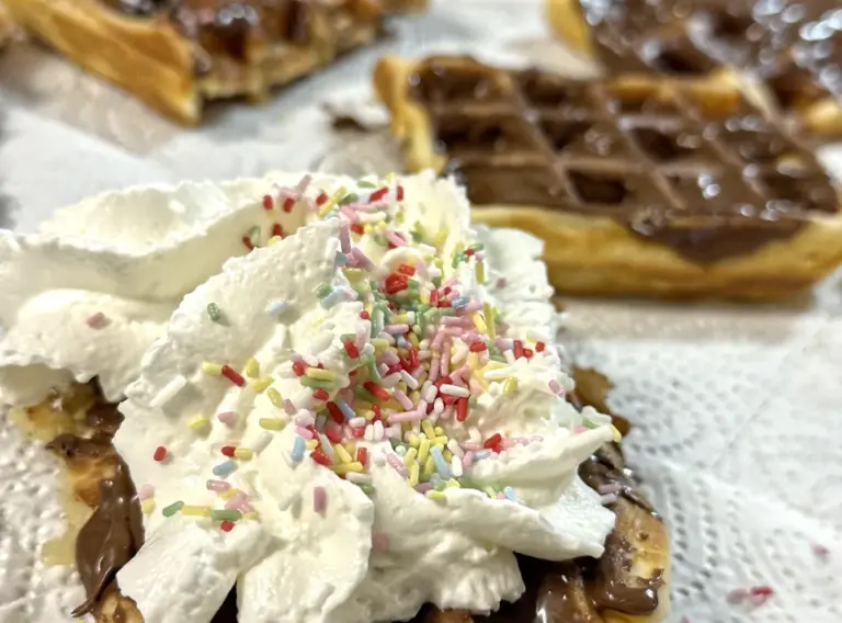 Ferienfreizeit-Herbstferien-Ferienbetreuung-Essen-Waffel Selbstgemachte Waffeln mit Sahne, Nutella und Streuseln.