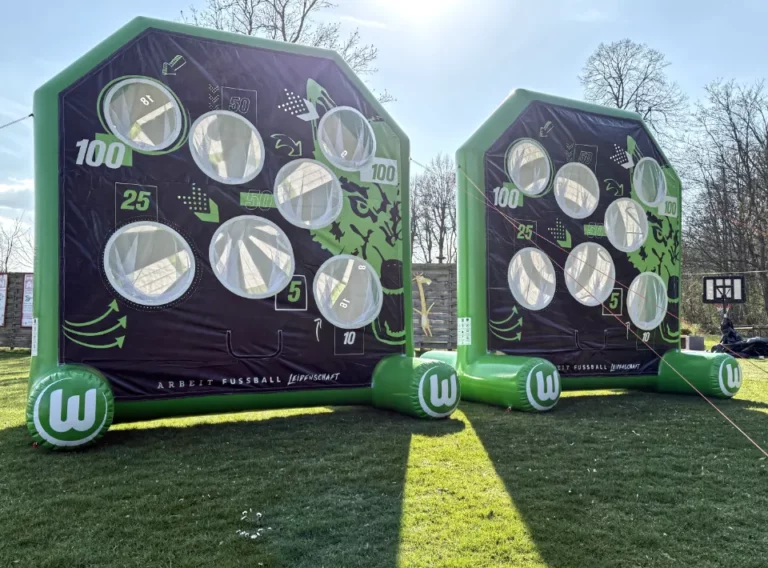 Fußball-Dart-Kaufen-Produktion Zwei hellgrüne, aufgeblasene Fußball Darts vom VFL Wolfsburg mit Spielflächen angelegt als Torwand mit 7 Löchern