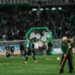 Aufgeblasenes Fußball Darts Eventmodul vor der Fankurve auf dem Rasen in der Volkswagen Arena beim Spiel des VFL Wolfsburg.