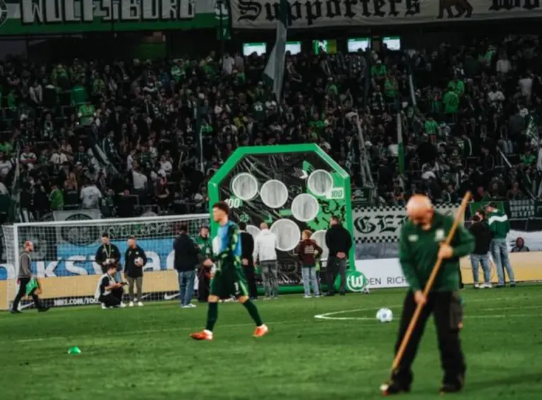 Fußball-Dart-Miete-Sommerfest-Firmenfeier Aufgeblasenes Fußball Darts Eventmodul vor der Fankurve auf dem Rasen in der Volkswagen Arena beim Spiel des VFL Wolfsburg.