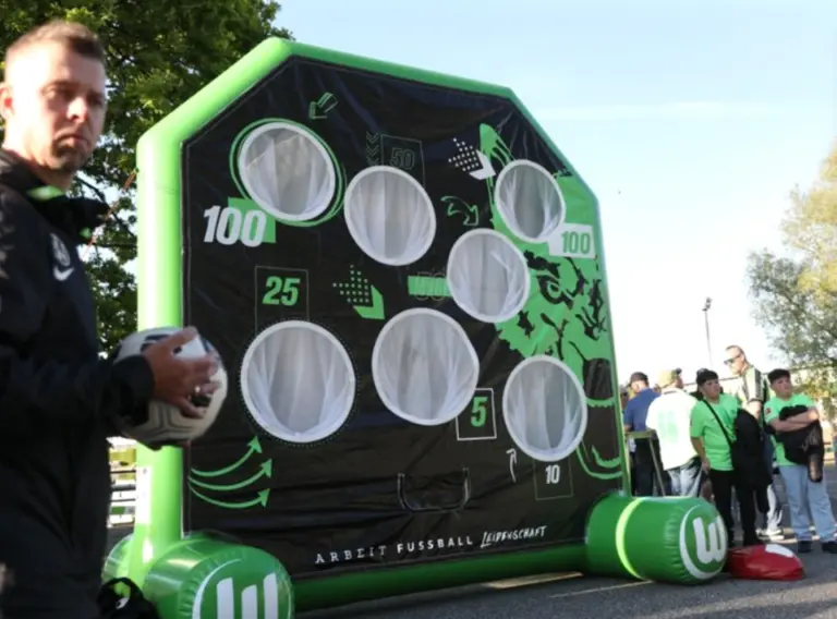 Fußball-Dart-Miete-Sommerfest-Firmenfeier-VFL-Wolfsburg Riesige Torwand mit Löchern von einem aufgeblasenem Fußballdarts Modul des VFL Wolfsburg.