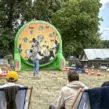 Riesige XXL-Lochwand mit verschiedenen Löchern und Punkten als aufblasbares Eventmodul an der Wasserskianlage in Duisburg.