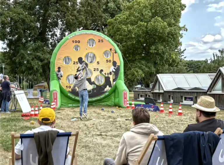 Fußball-Dart-Mieten-XXL-Lochwand-Verleih-Eventmodul-Vermietung Riesige XXL-Lochwand mit verschiedenen Löchern und Punkten als aufblasbares Eventmodul an der Wasserskianlage in Duisburg.