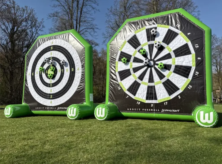 Fußball-Darts-Kaufen-Produktion Zwei hellgrüne Fußball Darts vom VFL Wolfsburg mit Klettwänden als Scheibenspiegel und Dartsboard