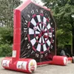 Aufgeblasenes Fußball Darts Modul mit riesiger Dartswand aus Klett und Filzbällen, was individuell für die KJF Lüneburg hergestellt wurden.