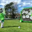 Das Maskotchen Wölfi vom VfL Wolfsburg beim Spielen am Fußballdarts auf einer Wiese