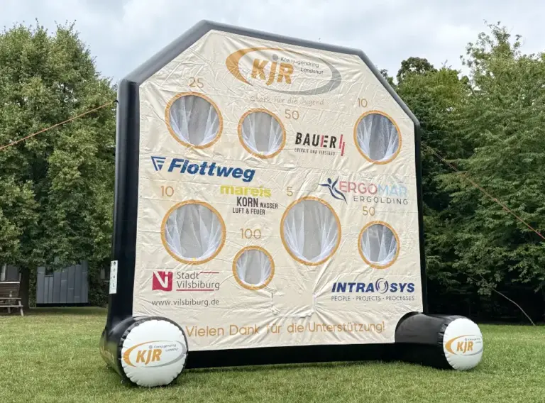 Fußball-Darts-Lochwand-Produktion-Kaufen-Verkauf-KJR-Landshut Kauf Fußballdarts mit riesiger Torwand als aufblasbares Eventmodul für den Kreisjugendring Landshut nach den Wünschen & Vorgaben des Kunden.