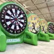 Vier doppelseitige Fußball-Darts Module von BARMER mit Klett-Dartwand und Lochwand für Eventspiele in einer Halle