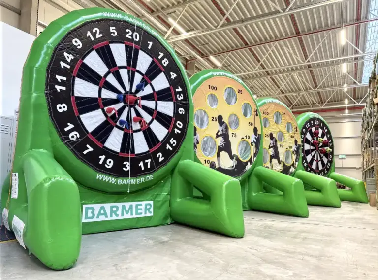 Fußball-Darts Module BARMER – doppelseitige Dartwand mit Klett- & Lochspiel Vier doppelseitige Fußball-Darts Module von BARMER mit Klett-Dartwand und Lochwand für Eventspiele in einer Halle