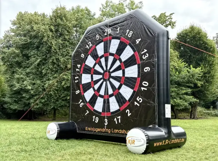 Fußball-Darts-Produktion-Kaufen-Verkauf-KJR-Landshut Riesiges Fußball Darts mit Klettwand als Dartsmotiv vom KJR Landshut - hergestellt und produziert nach den Vorgaben vom Kunden.