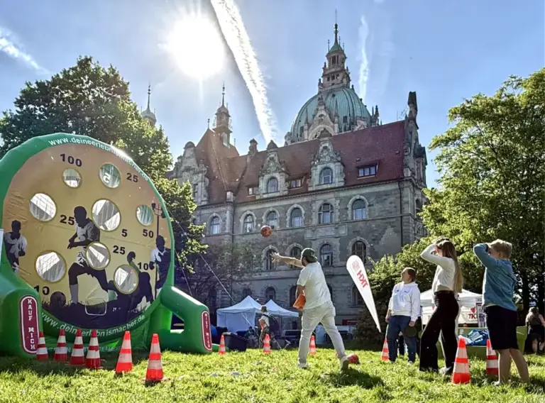Fußball-Darts-Verleih-Sommerfest-Firmenfeier Aufgeblasenes Fußball Darts Modul auf dem Platz der Menschenrechte beim Kirchentag 2025 in Hannover