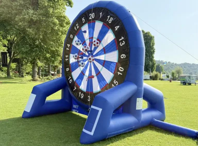 Fußballdart-Inflatable-aufblasbares-Eventmodul-Klettwand-4.0-Meter Aufblasbares Fußball Dart Modul mit einer Klettwand als Dartscheibe am Seaside Beach Baldeney.