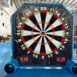 Dartspiel mit riesiger Wand aus Klett an einem aufblasbaren Eventmodul vom KJR angebracht