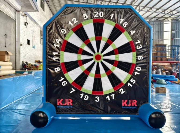 Kauf-Fußball-Dart-Produktion-Herstellung Dartspiel mit riesiger Wand aus Klett an einem aufblasbaren Eventmodul vom KJR angebracht
