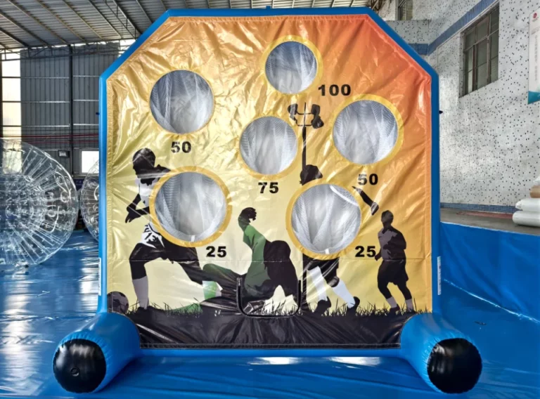 Fussballdart-Kaufen- Bistum-Speyer Aufblasbares Eventmodul mit Luft befüllt auf welchem eine Torwand mit 6 Löchern angebracht ist