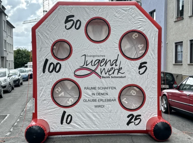 Fussballdart-Kaufen-Fussballdarts-Produktion-EJW Rotes Eventmodul mit Luft befüllt in der Form einer riesigen Torwand mit 5 Löchern vom Evangelischen Jugendwerk in Schondorf