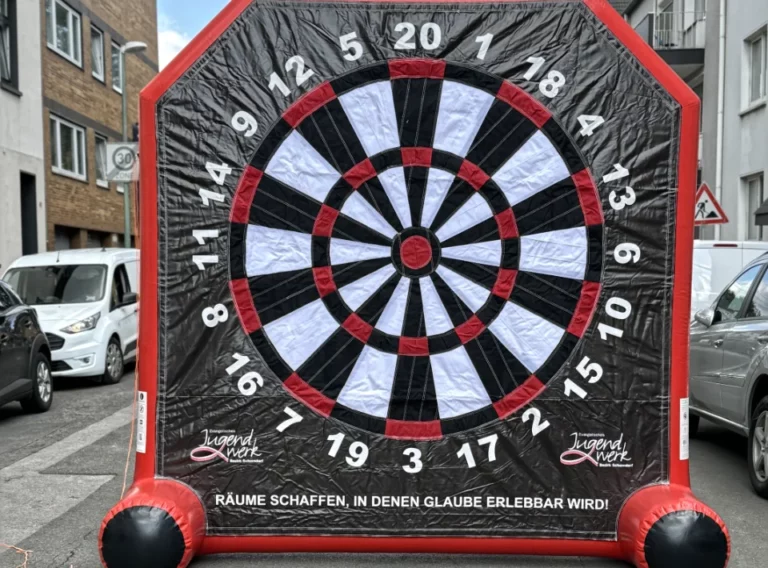 Fussballdart-Kaufen-Fußball-Darts-EJW-Schondorf Aufgebautes Fußball Darts auf einer Straße mit riesiger Spielfläche als Klettwand vom EJW Schondorf