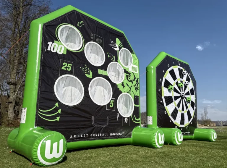2 mit Luft befüllte Fußballdarts Eventmodule vom VFL Wolfsburg mit unterschiedlichen Spielflächen