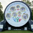 Riesige Torwand mit Löchern eines aufgeblasenen Eventmoduls auf der Wiese am Seaside Beach Baldeney