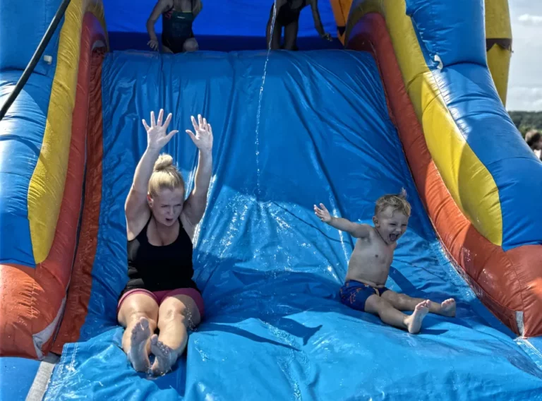 Huepfburg-Verleih Essen-Huepfburg Mieten-Wasserhuepfburg-Wasserschlacht-Kindergeburtstag