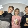 Kindern mit Popcorn in der Hand vor einer Leinwand